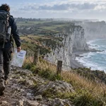 gr21 etretat : randonneur sur sentier vers les falaises d’Étretat